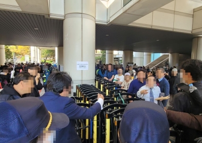 이재명 판결로 갈라진 법원 앞…희비 엇갈린 보수·진보 진영 지지자