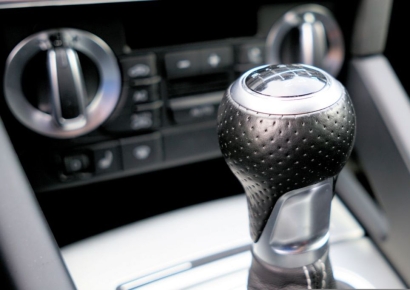 기어 변경 '깜빡' 하차하던 60대 여성, 차 문에 끼여 사망