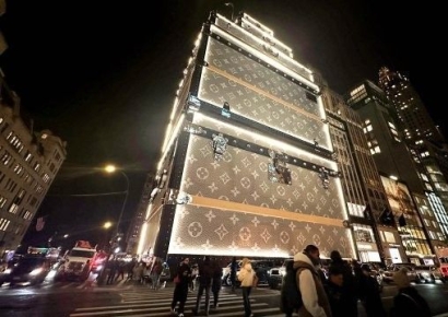 뉴욕 한복판에 쌓여 있는 초대형 루이뷔통 가방…무슨 일?