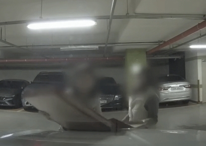 남의 차 위에 피자 올려놓고…기름·치즈 묻히고 사라진 여성들