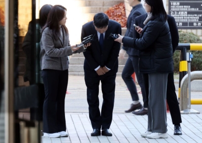 [포토] 법원 출석하며 고개 숙이는 구영배대표