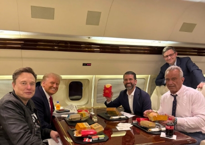 '패스트푸드 혐오' 케네디, 트럼프 앞에선 햄버거 들고 기념사진