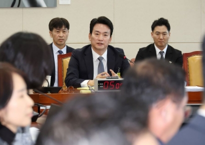 청문회에 등장한 '김 여사 디올백'…박장범 "디올 파우치, 팩트이고 상품명"