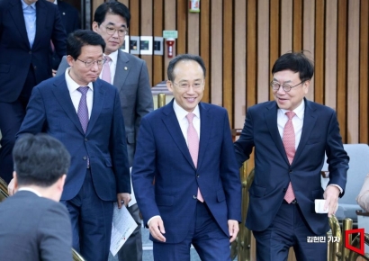[포토] 원내대책회의 참석하는 추경호