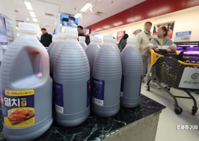 [포토] 김장용 젓갈 진열된 마트