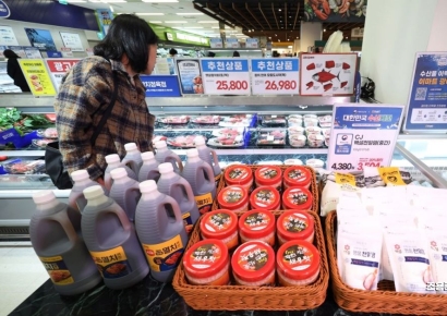 [포토] 김장 젓갈 구입하는 고객