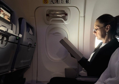 11시간 이코노미 타고 이동하는 대통령…전용기 안 탄 이유가