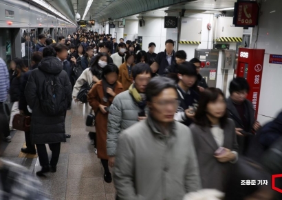 [포토] 출근길 붐비는 지하철