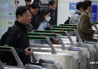 [포토] 지하철 이용하는 시민들