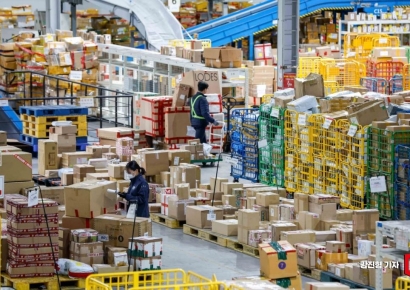 [포토] 인천공항본부세관에 수북이 쌓인 직구물품