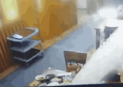 밥 먹다 '날벼락'…와르르 무너진 천장에 손님 뇌진탕