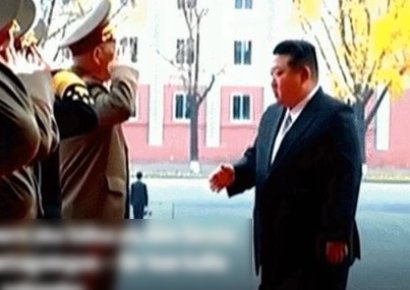손 내미는데 계속 경례만…김정은 '동공지진' 민망하게 만든 北 장교