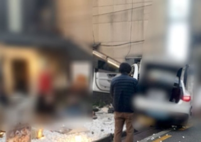 "'오토홀드' 눌렀는데 차가 움직였다"…벤츠 전기차 식당 돌진 사고