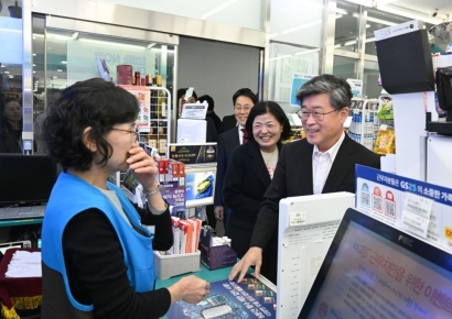 알바생 평균나이 '72세' 시니어 편의점 문 열어…"특별 배송도 해요"