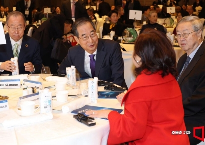[포토] 보아오포럼서울회의 참석자와 대화하는 한덕수 총리