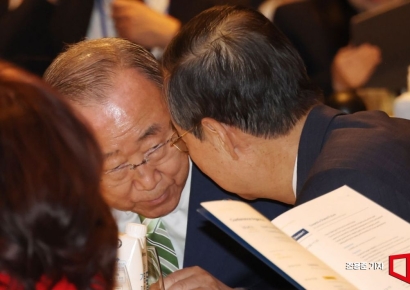 [포토] 대화하는 한덕수 총리와 반기문 이사장