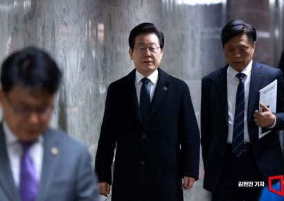 [포토] 확대간부회의 참석하는 이재명