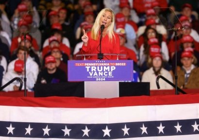 '하이힐 신은 트럼프' 마조리, 머스크와 호흡 맞춘다…연방 개혁