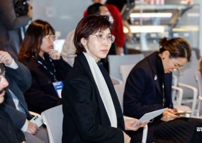 [포토] 발제 경청하는 노소영 아트센터 나비 관장