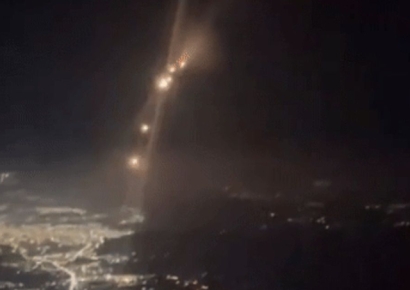 폭죽 터지는 줄 알았더니 '미사일떼'…비행기 안에서 본 충격 장면