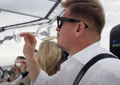 50m 상공서 씹고 뜯고 맛보고…1인당 50만원 '파인 다이닝' 정체