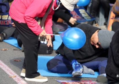 [포토] 신발로 땅을 치는 집회 참가자