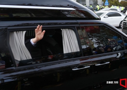 [포토] 지지자 집회 현장 지나며 손 흔드는 이재명