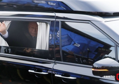 [포토] 차타고 집회 현장 지나며 인사하는 이재명 대표