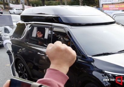 [포토] 지지자 환호에 답하는 이재명 대표 