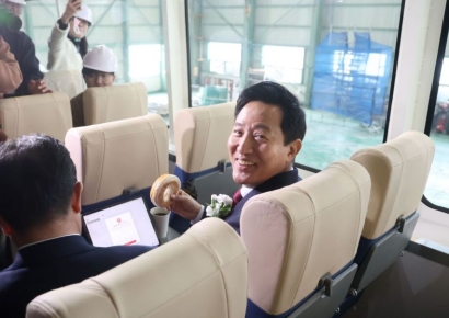 "베이글에 커피 한잔하며 출근 가능"…처음 모습 드러낸 '한강버스'