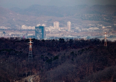 북한, 남측이 지어준 '개성공단 송전탑'까지 철거 착수