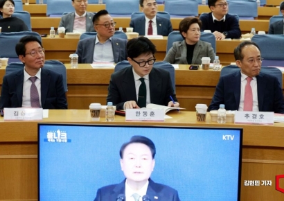 [포토] 자료집 살펴보는 한동훈 대표