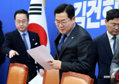 [포토] 원내대책회의 참석하는 박찬대