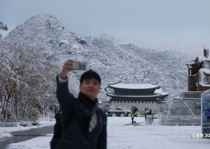 [포토] 눈덮힌 경복궁과 북악산 담는 직장인