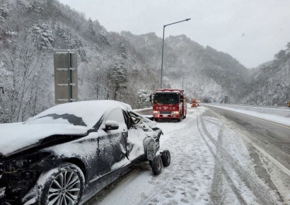 영동고속도로 강릉방면서 10중 추돌사고…눈길 사고 잇따라 