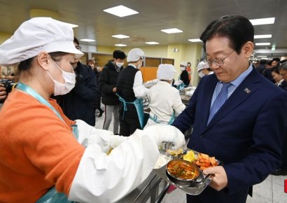 [포토] 급식 받는 이재명 대표