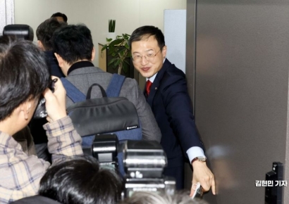 [포토] 국민의힘 기조국 사무실 들어가는 검찰 수사관들