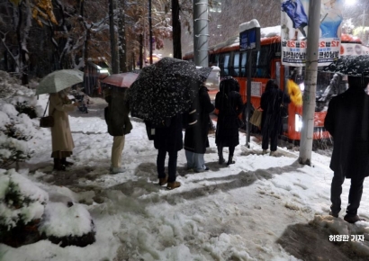 역대급 첫눈에 도로·항공도 '꽁꽁'…제설제 7만톤 썼다