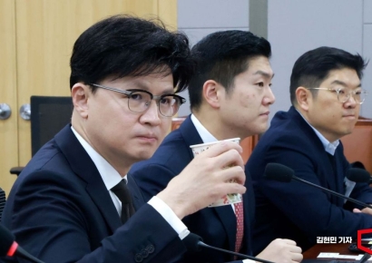 [포토] 물 마시는 한동훈