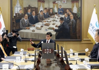 [포토] 한국은행, 기준 금리 '깜짝 인하'