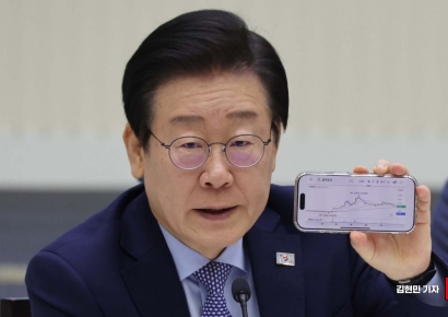 [포토] 삼부토건 차트 보이는 이재명 대표