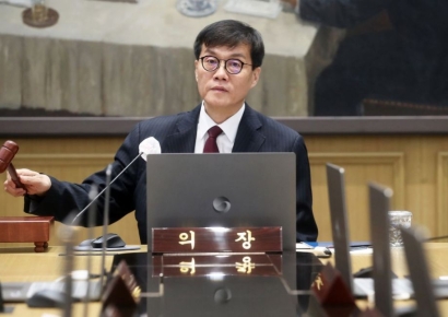 금통위원들 "경기 하방 위험 속 물가 안정…기준금리 낮춰야"(종합)