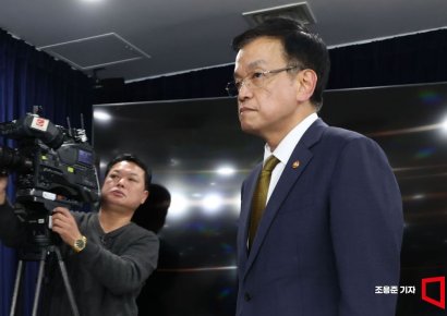 [포토] 국회법 일부개정안 통과, 정부 입장발표 마친 부총리