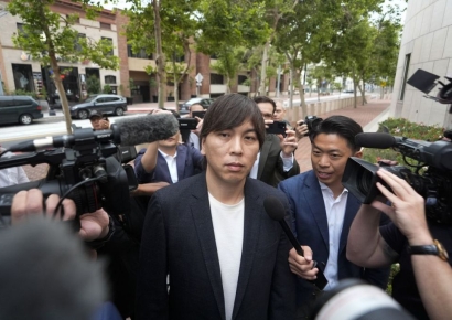 "내 돈으로 산 야구카드 돌려줘" 오타니, 230억 훔친 전 통역사에 또 소송