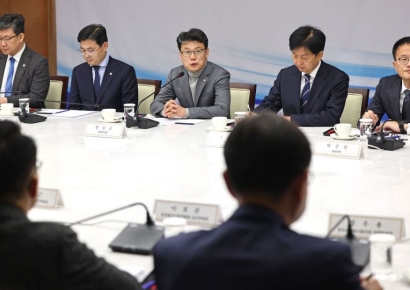 '상법 개정' 반대 의견 듣는 민주당…경제계 "규제 많이 강화돼왔다"