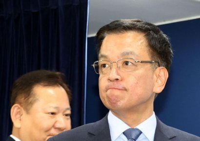 [포토] 굳은 표정의 최상목 경제부총리