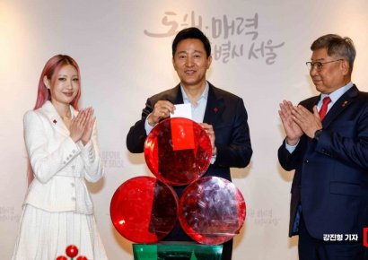 [포토] 모금함에 성금 넣는 오세훈 서울시장