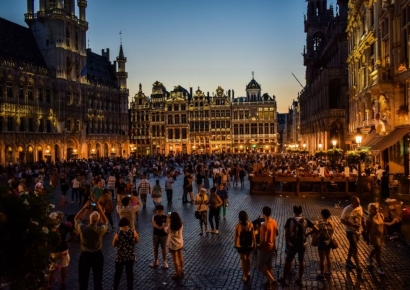 성매매 쉬면 실업수당 은퇴하면 연금…"세계 최초 왜 하냐" 난리난 나라