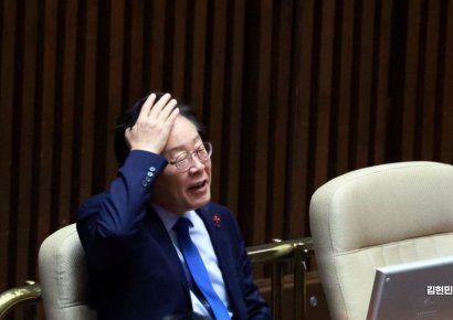 [포토] 머리 만지는 이재명