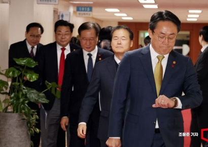 [포토] 시계보는 강도형 해수부 장관